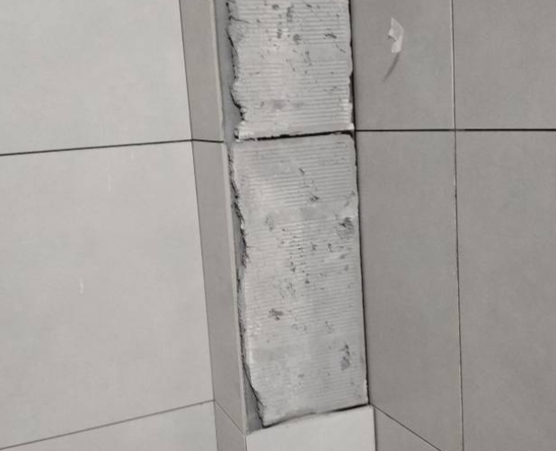 奈曼瓷砖空鼓维修公司分享下瓷砖施工前基层浇水润湿程度不足，可能导致以下问题